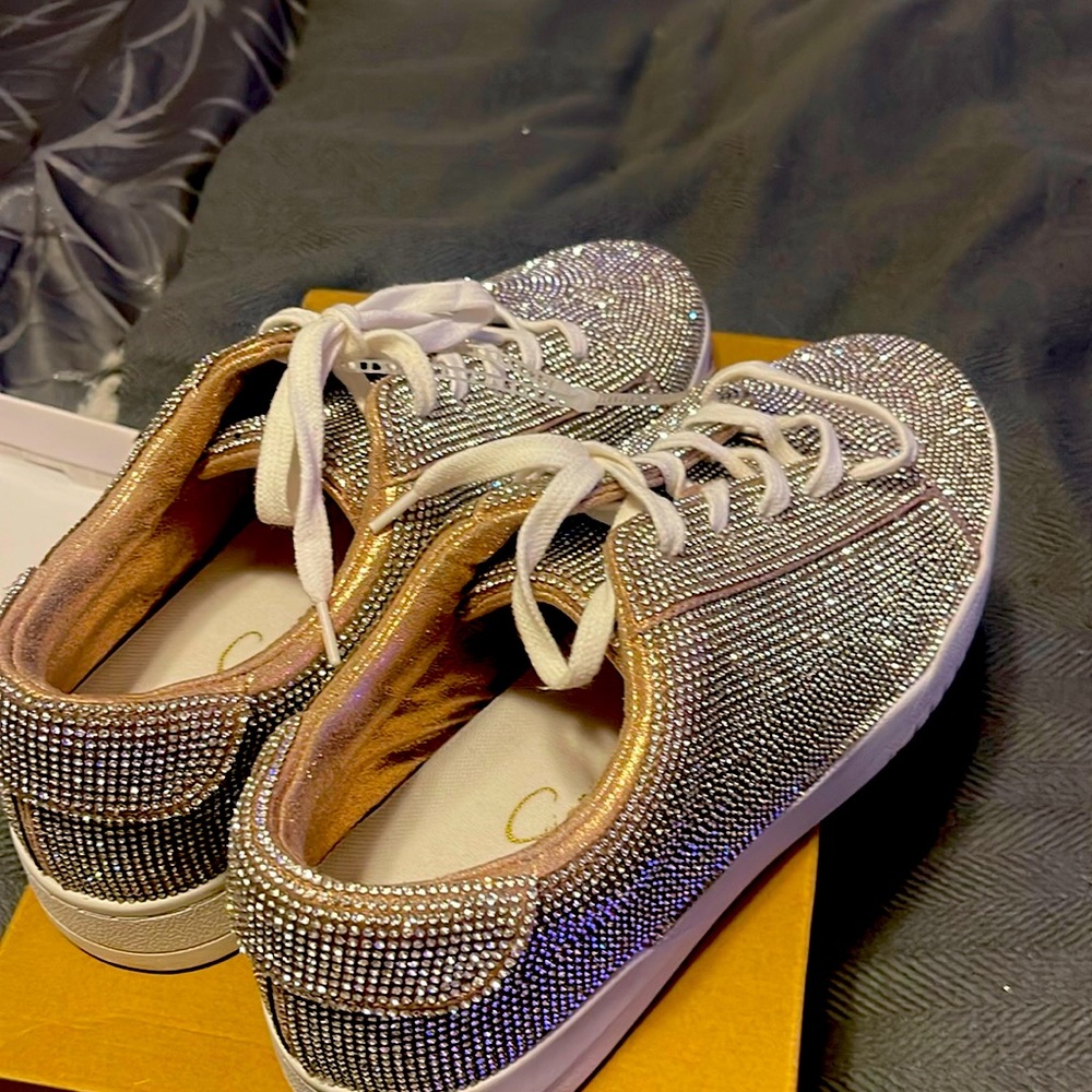 Bling bling Jessica Simpson, tennis shoes